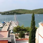 Mila 3* Tisno
