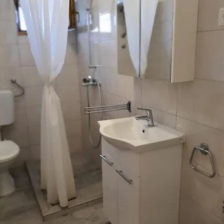 Mila Konukevi Tisno