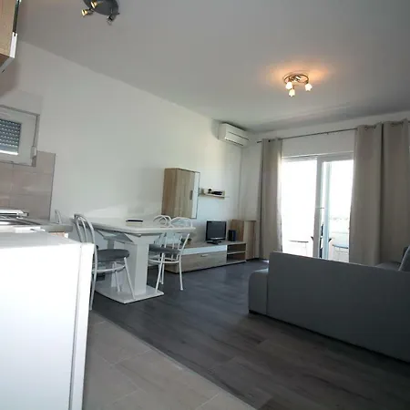 Mila 3* Tisno